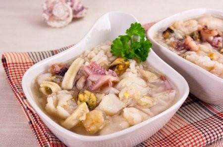 Sup iz sudaka gorbushi i moreproduktov s risom Суп из судака (горбуши) и морепродуктов с рисом