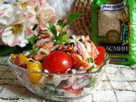 Салат с чечевицей и рисом, свежими овощами и семгой