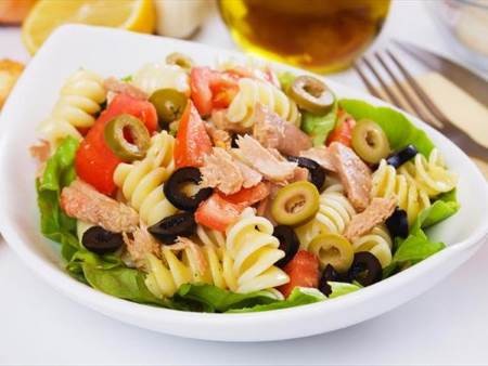 Салат с тунцом, оливками и макаронами